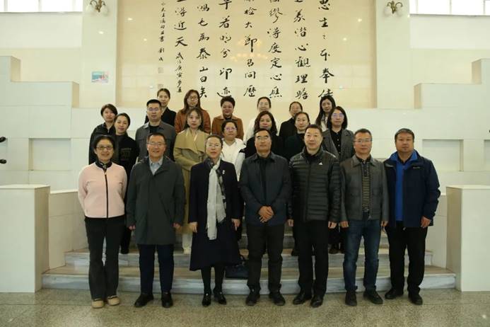 一群人站在一起合影 描述已自动生成