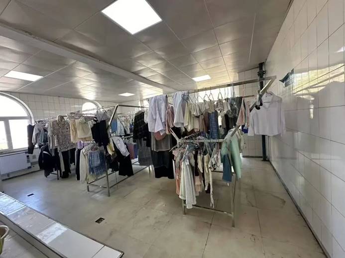 许多人在房间里 描述已自动生成