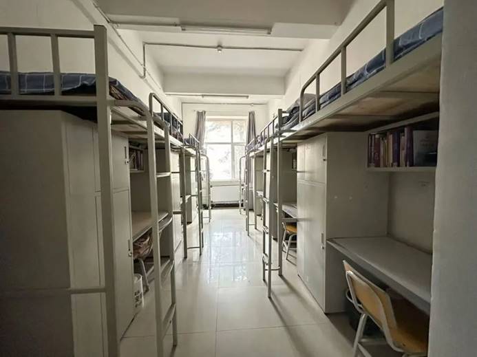 房间的摆设布局 描述已自动生成