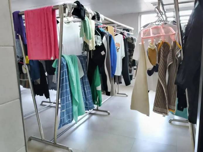 图片包含 室内, 桌子, 厨房, 房间 描述已自动生成