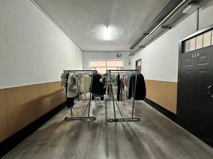 房间里的摆设布局 中度可信度描述已自动生成