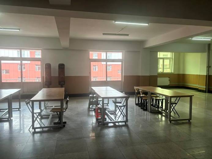 房间里有桌子和椅子 描述已自动生成